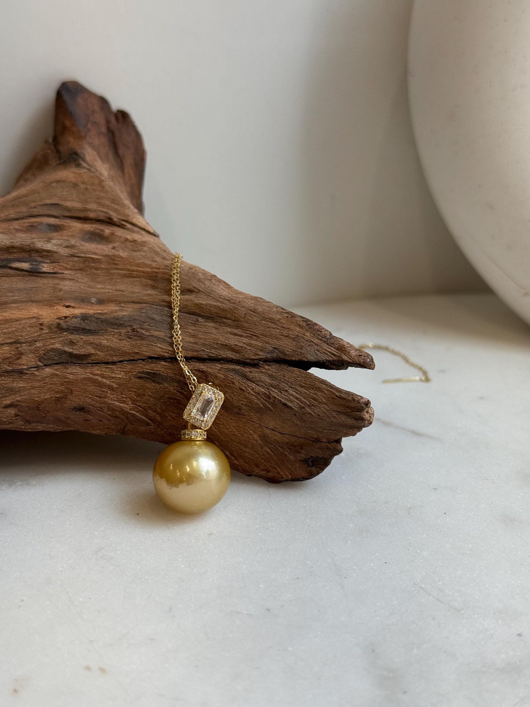 15.1m South Sea deep golden Ocean Pearl pendant: Extreme luster mirrored, deep gold pearl, 2.5cm high, S925 silver pendant chain set.