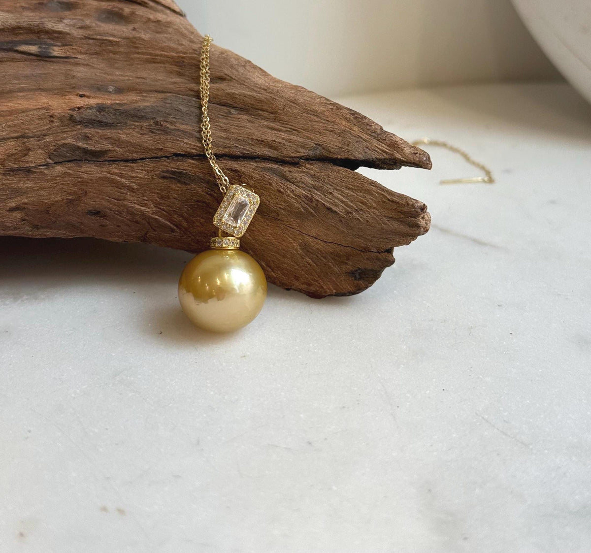 15.1m South Sea deep golden Ocean Pearl pendant: Extreme luster mirrored, deep gold pearl, 2.5cm high, S925 silver pendant chain set.