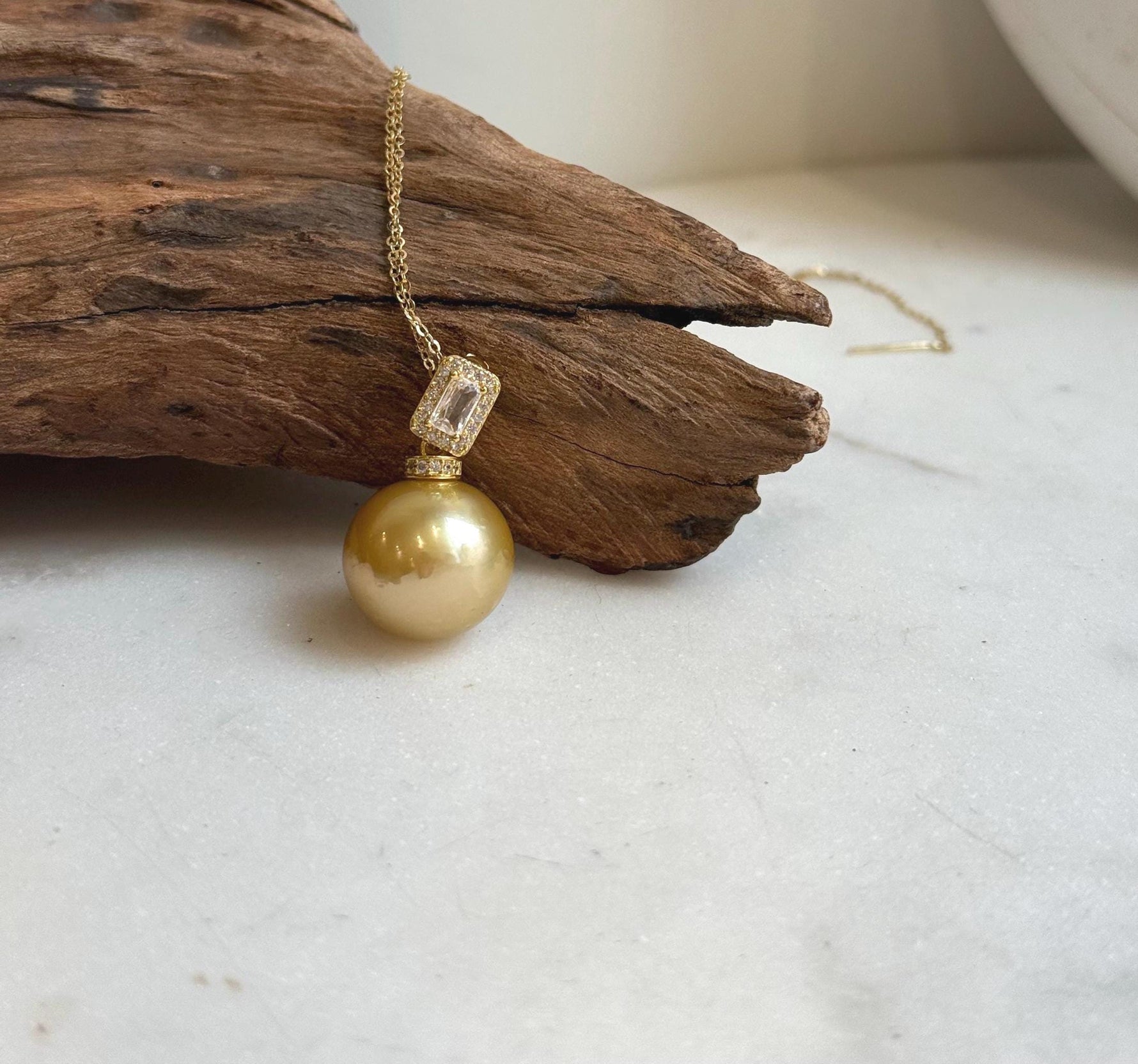 15.1m South Sea deep golden Ocean Pearl pendant: Extreme luster mirrored, deep gold pearl, 2.5cm high, S925 silver pendant chain set.