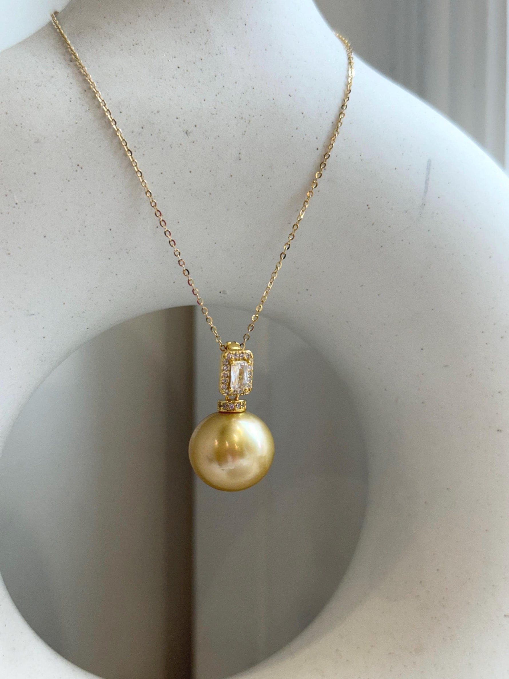 15.1m South Sea deep golden Ocean Pearl pendant: Extreme luster mirrored, deep gold pearl, 2.5cm high, S925 silver pendant chain set.
