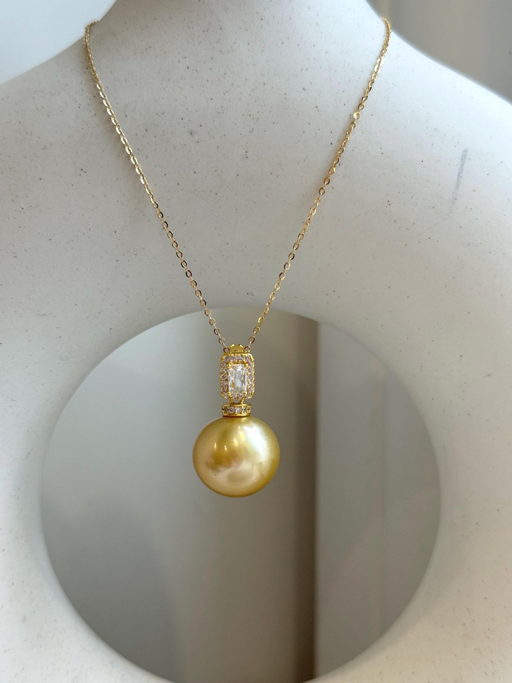 15.1m South Sea deep golden Ocean Pearl pendant: Extreme luster mirrored, deep gold pearl, 2.5cm high, S925 silver pendant chain set.