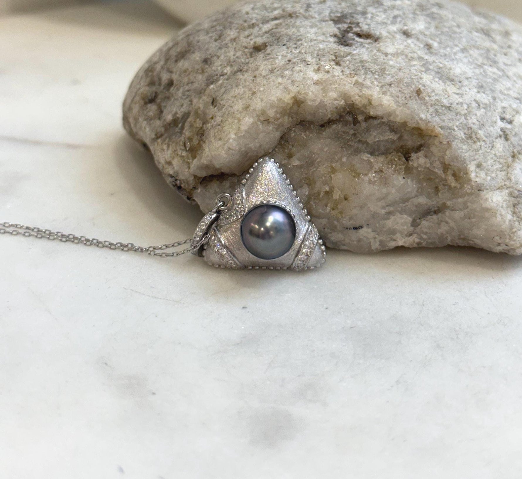 9.1mm Tahitian ocean Triangle pendant: Extreme luster mirrored, platinum green, S925 silver pendant chain set.