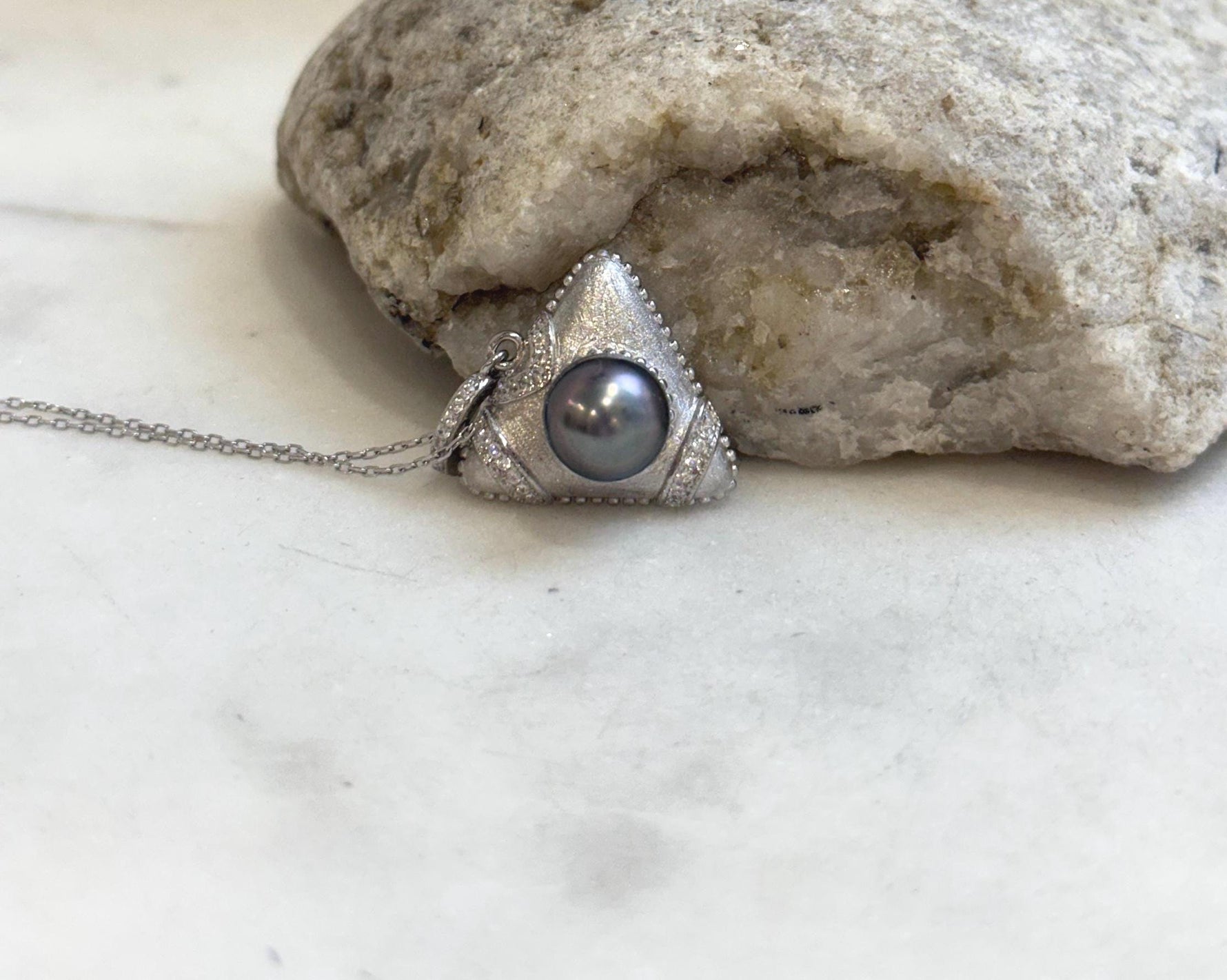 9.1mm Tahitian ocean Triangle pendant: Extreme luster mirrored, platinum green, S925 silver pendant chain set.