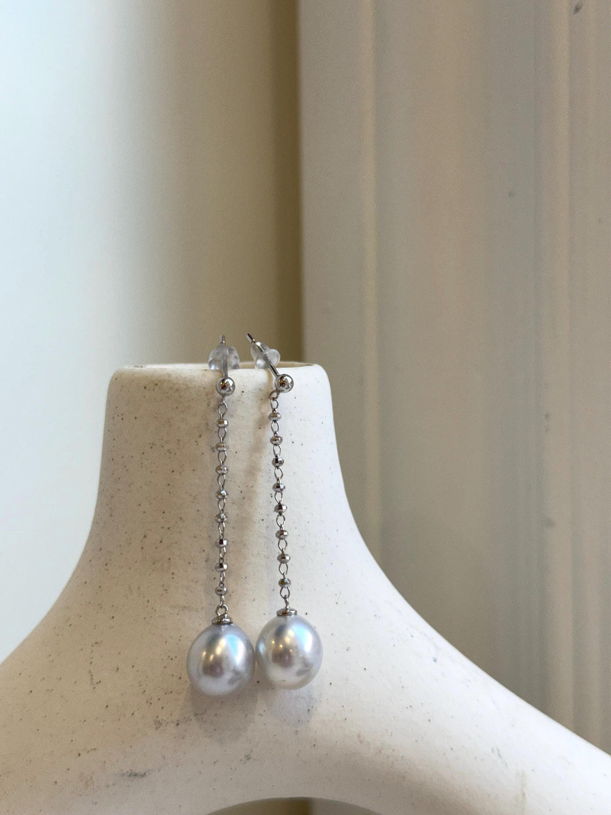 10mm Australian ocean pearls Earrings Chandeliers: Extreme luster mirrored, 4.4cm high, white pearls silver hue, S925 silver earrings.