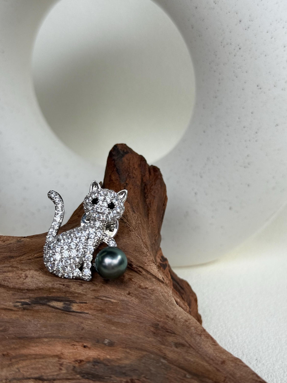 Tahitian Ocean Pearl Cat Brooch Pendant 2in1: Extreme luster mirrored, 9.3mm peacock Green pearl, 3.2x3.2cm, with S925 silver chain.