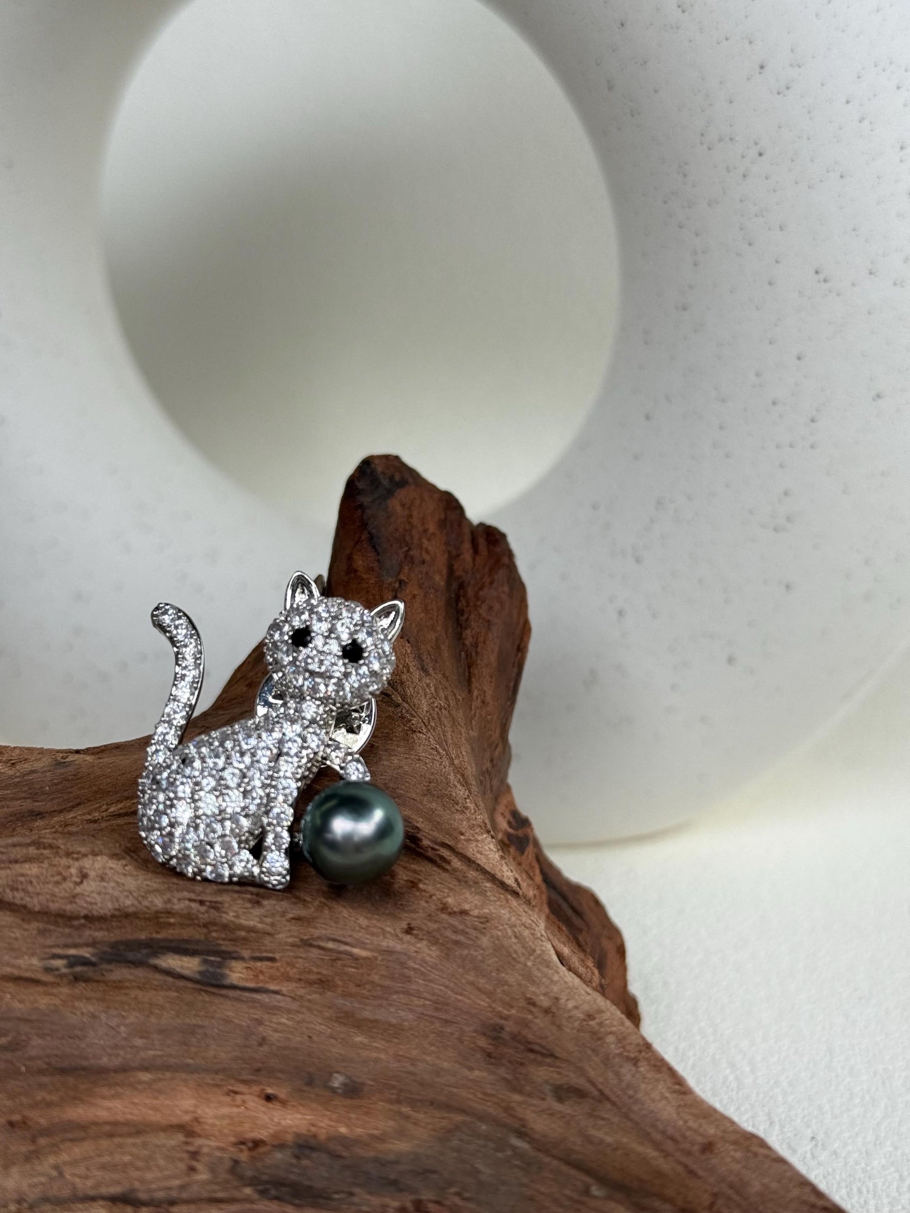 Tahitian Ocean Pearl Cat Brooch Pendant 2in1: Extreme luster mirrored, 9.3mm peacock Green pearl, 3.2x3.2cm, with S925 silver chain.