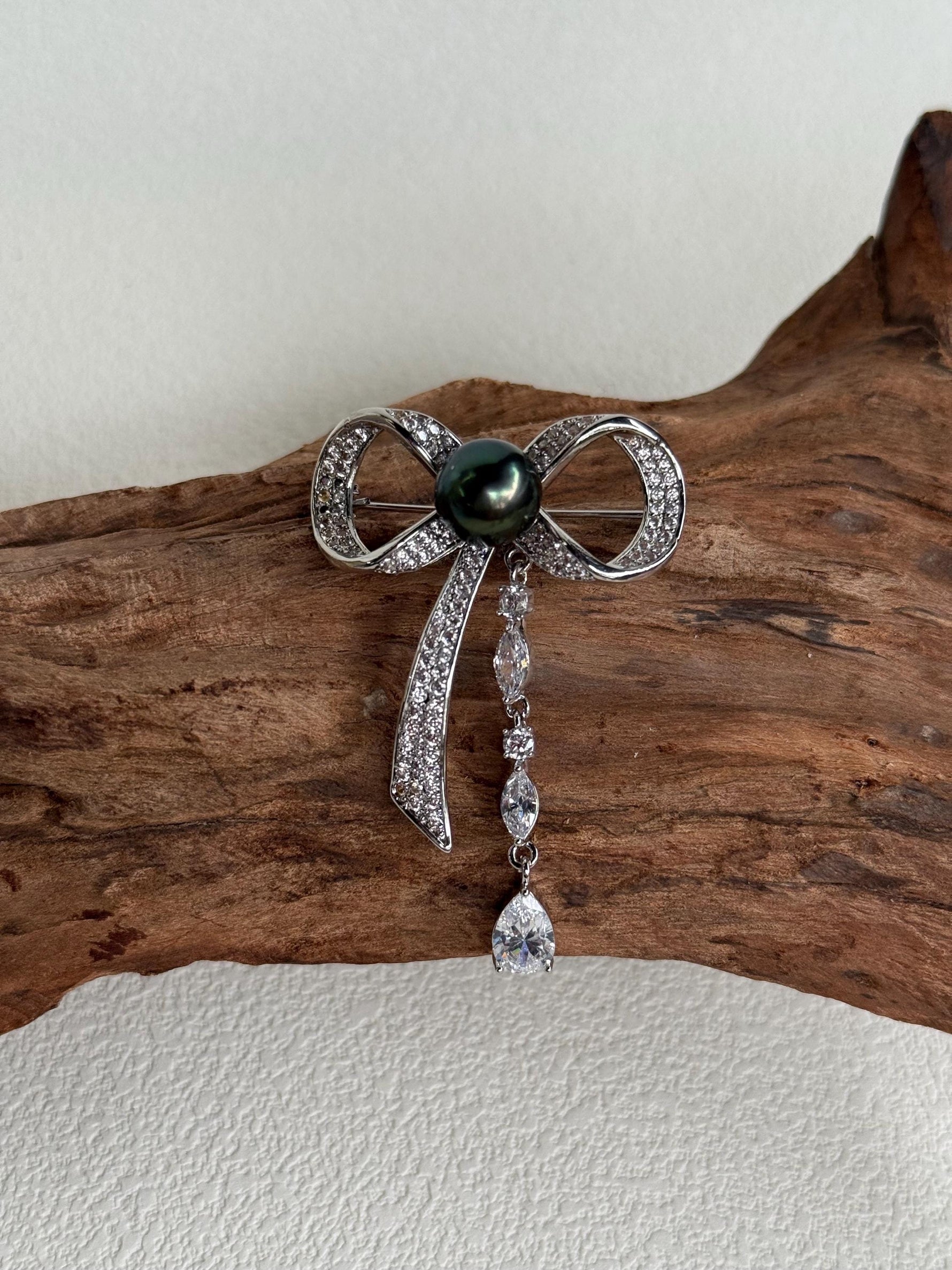 Tahitian Ocean Pearl Brooch: Extreme luster mirrored, 10.2mm gorgeous peacock green pearl, butterfly Bow Copper Brooch.