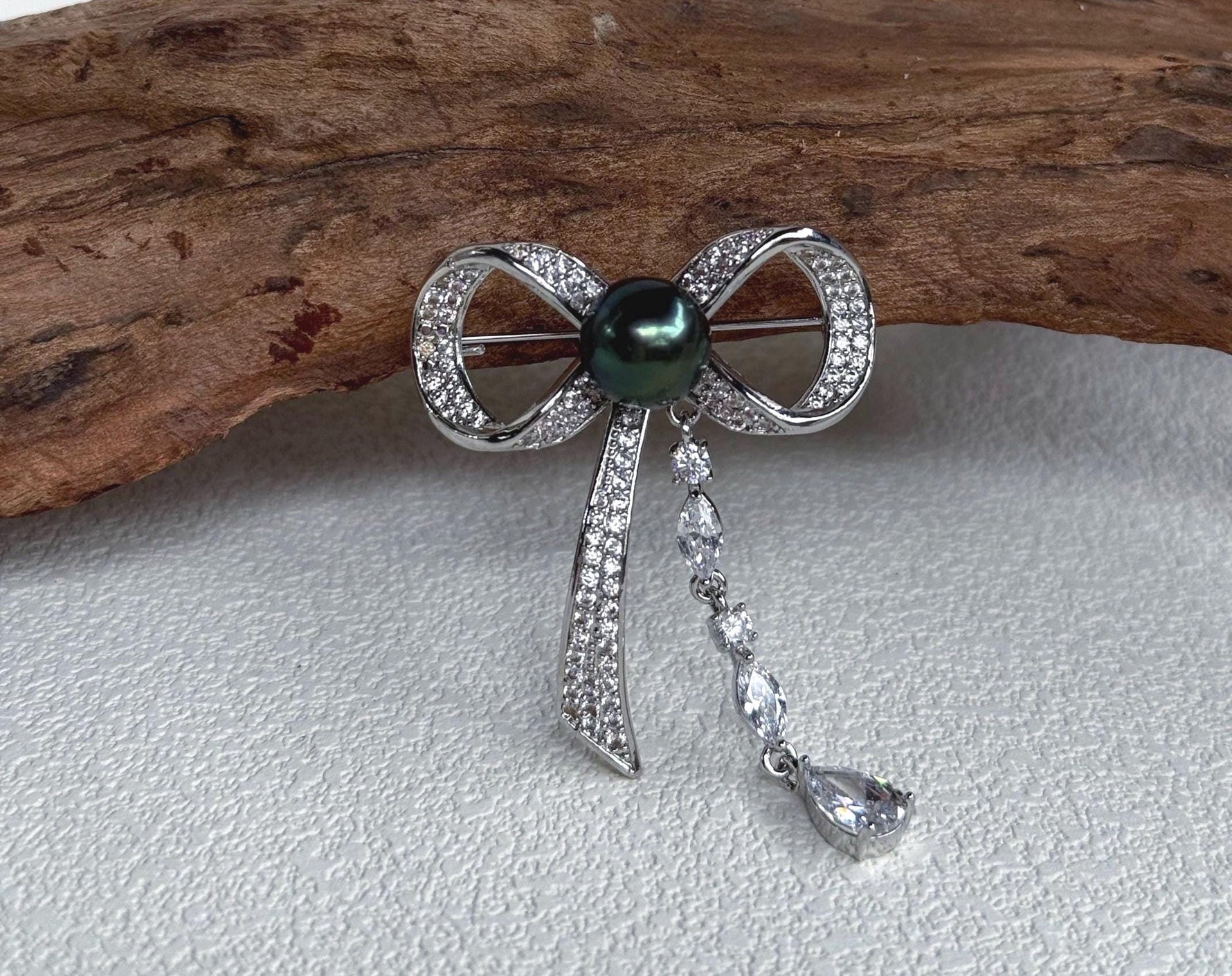 Tahitian Ocean Pearl Brooch: Extreme luster mirrored, 10.2mm gorgeous peacock green pearl, butterfly Bow Copper Brooch.