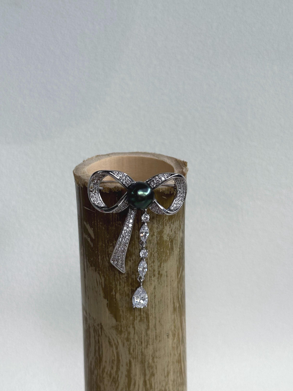 Tahitian Ocean Pearl Brooch: Extreme luster mirrored, 10.2mm gorgeous peacock green pearl, butterfly Bow Copper Brooch.