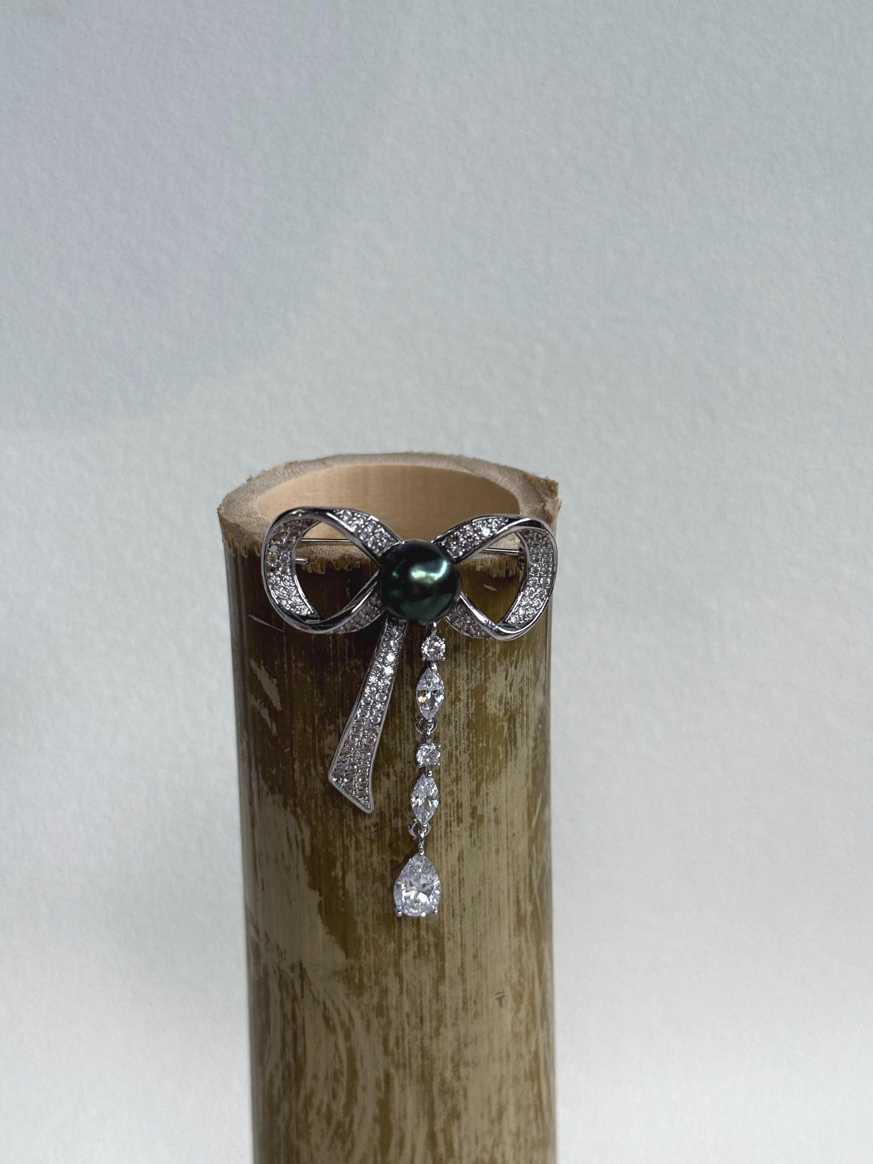 Tahitian Ocean Pearl Brooch: Extreme luster mirrored, 10.2mm gorgeous peacock green pearl, butterfly Bow Copper Brooch.