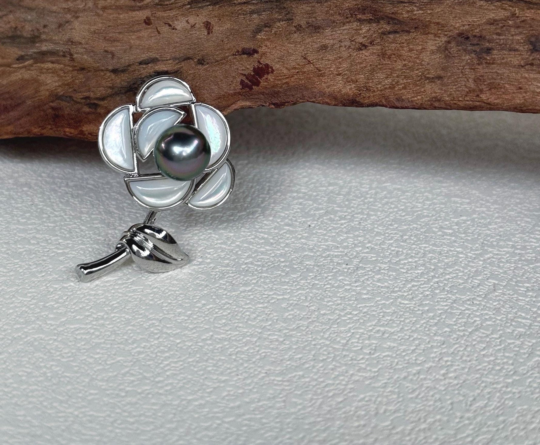 Tahitian Ocean Pearl Brooch Pendant 2in1: Extreme Luster mirrrored, 9.2mm, peacock green pearl, 2.5x3.8cm, S925 silver chain.