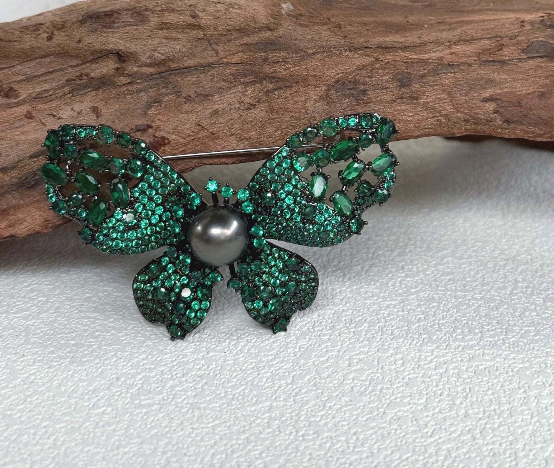 Tahitian Ocean Pearl Butterfly Brooch Pendant 2in1: Extreme Luster mirrrored, 10.2mm, platinum black pearl, 6x4cm, S925 silver chain.
