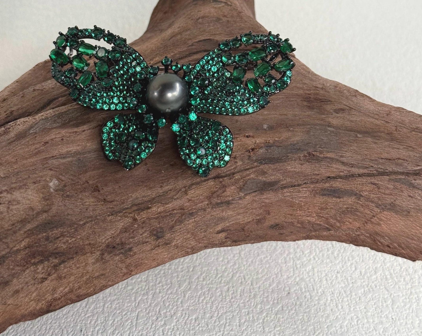 Tahitian Ocean Pearl Butterfly Brooch Pendant 2in1: Extreme Luster mirrrored, 10.2mm, platinum black pearl, 6x4cm, S925 silver chain.