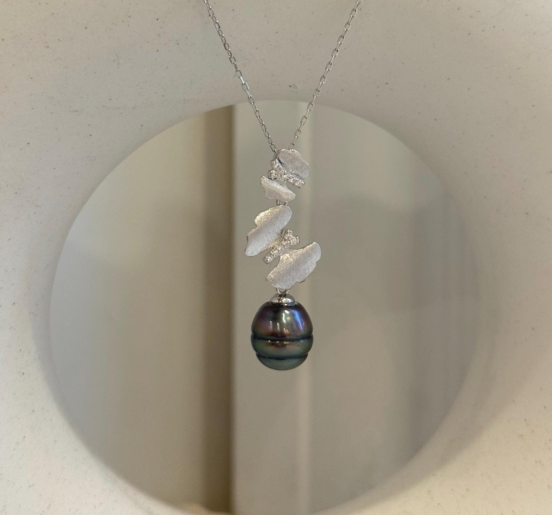 10mm Tahitian ocean butterfly pendant: Extreme luster mirrored, peacock green, 3.2cm high, S925 silver pendant chain set.