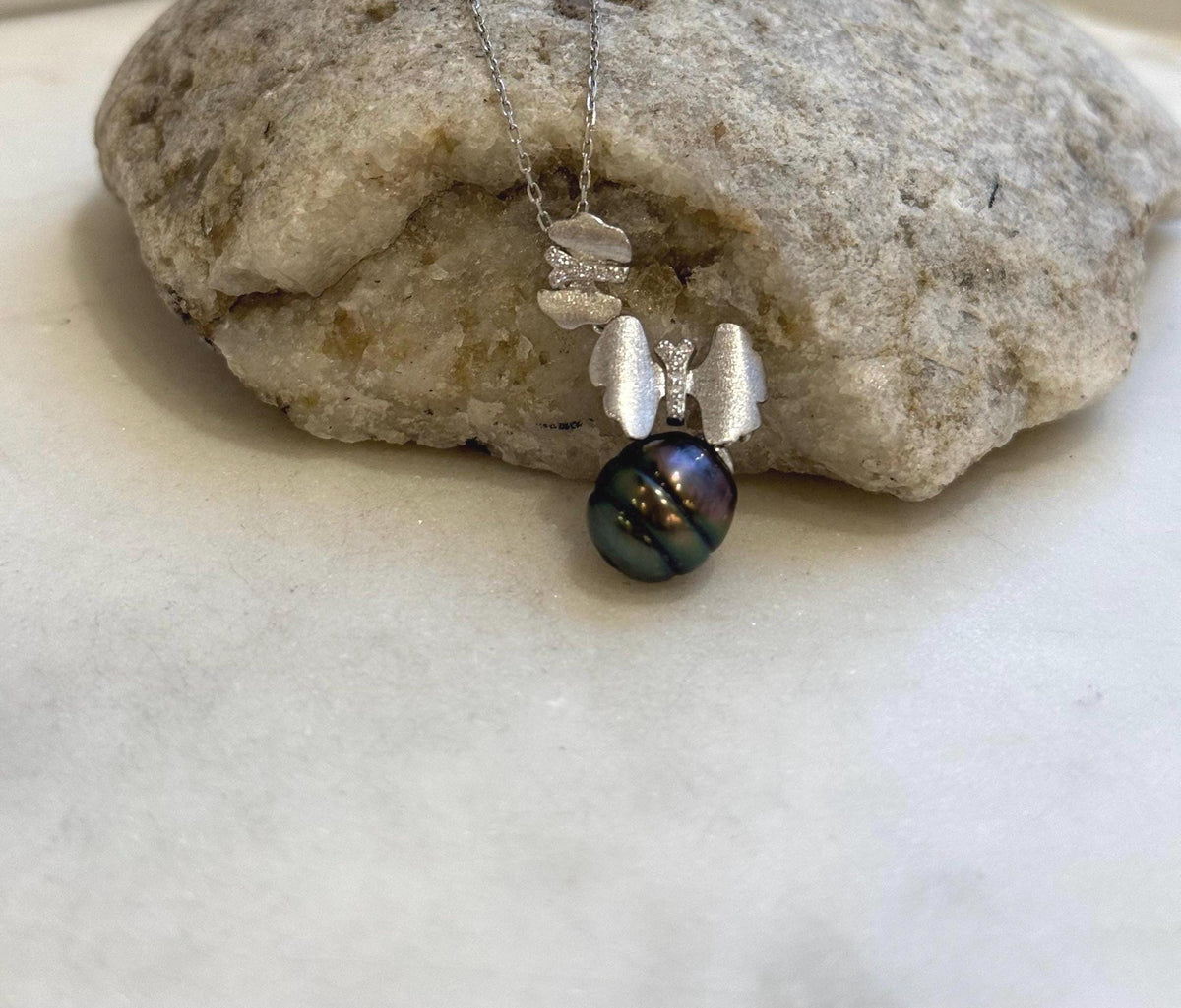 10mm Tahitian ocean butterfly pendant: Extreme luster mirrored, peacock green, 3.2cm high, S925 silver pendant chain set.