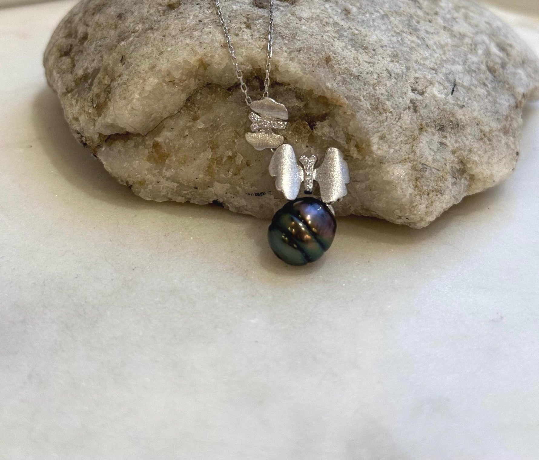 10mm Tahitian ocean butterfly pendant: Extreme luster mirrored, peacock green, 3.2cm high, S925 silver pendant chain set.
