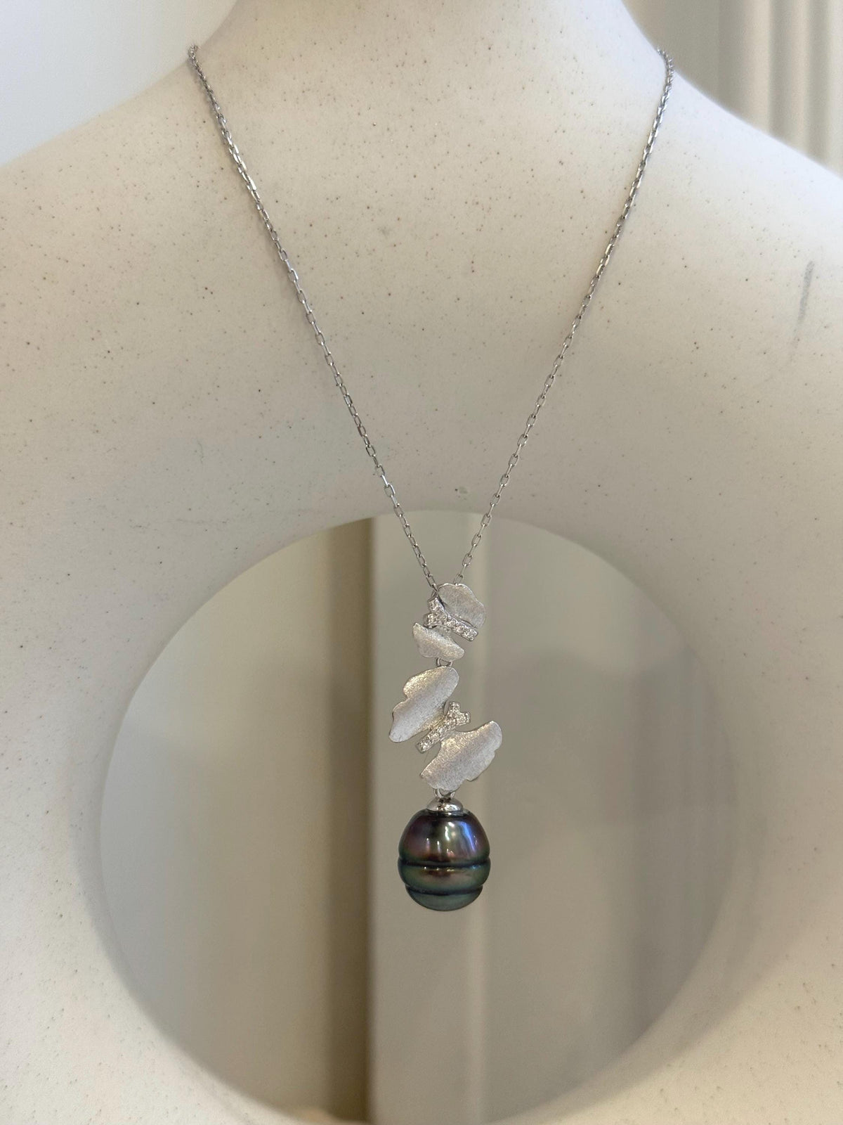 10mm Tahitian ocean butterfly pendant: Extreme luster mirrored, peacock green, 3.2cm high, S925 silver pendant chain set.