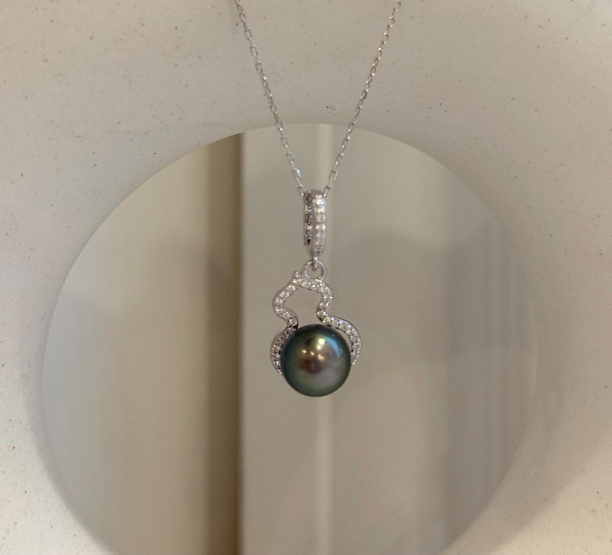 9.5mm Tahitian ocean pearl Gourd pendant: Extreme luster mirrored, peacock green, 2.7cm high, S925 silver pendant chain set.