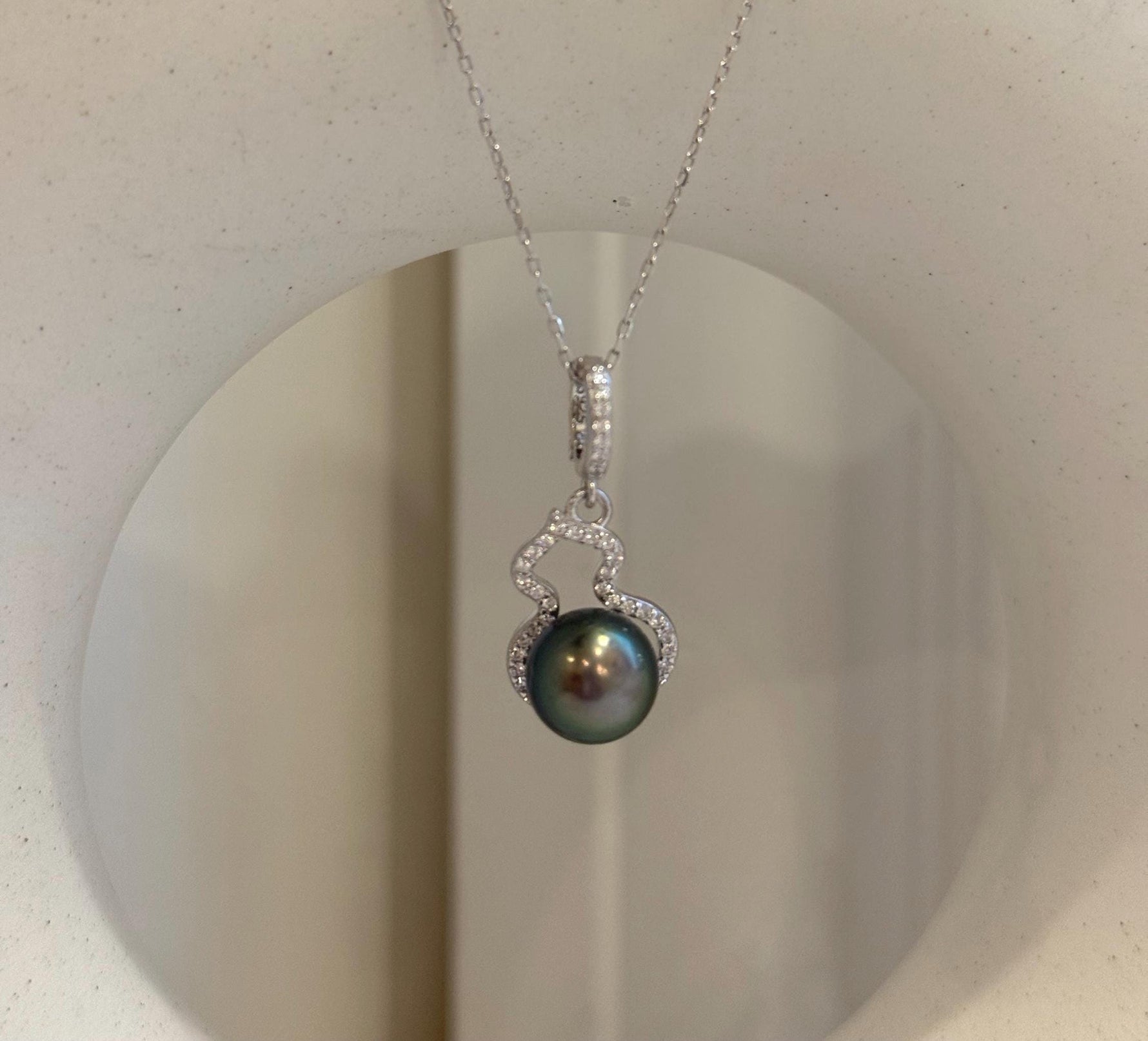 9.5mm Tahitian ocean pearl Gourd pendant: Extreme luster mirrored, peacock green, 2.7cm high, S925 silver pendant chain set.