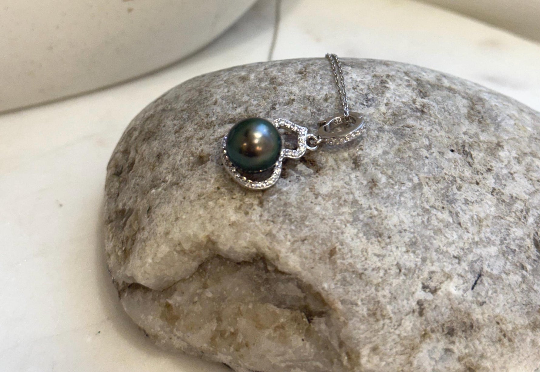 9.5mm Tahitian ocean pearl Gourd pendant: Extreme luster mirrored, peacock green, 2.7cm high, S925 silver pendant chain set.