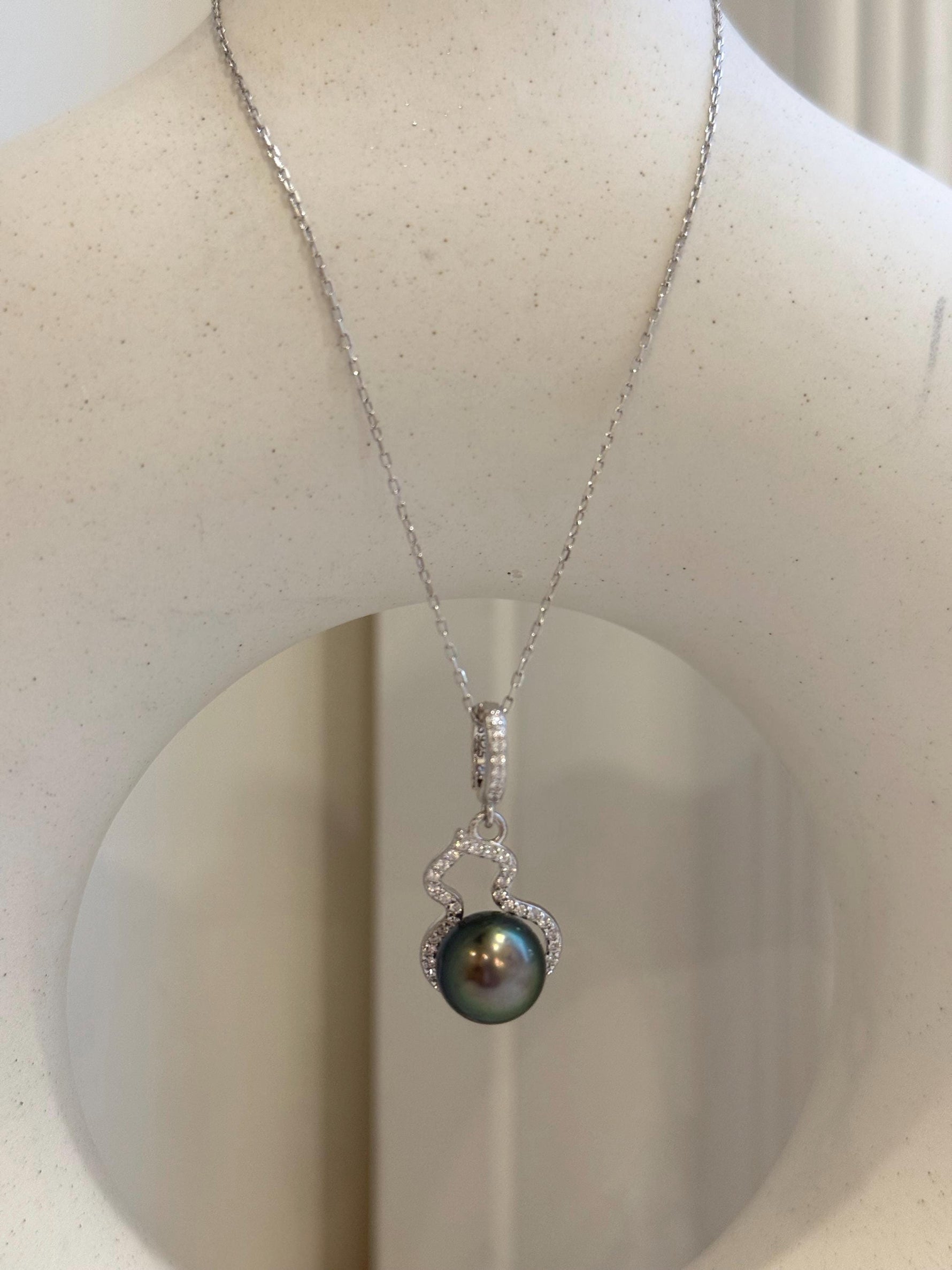 9.5mm Tahitian ocean pearl Gourd pendant: Extreme luster mirrored, peacock green, 2.7cm high, S925 silver pendant chain set.