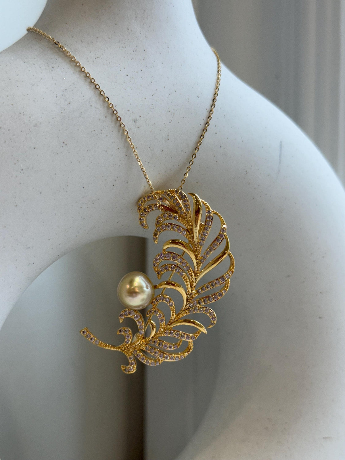 South sea golden pearl brooch pendant 2in1: Extreme strong luster mirrored, 9.5mm, pure gold. Feather design Brooch with s925 silver chain.