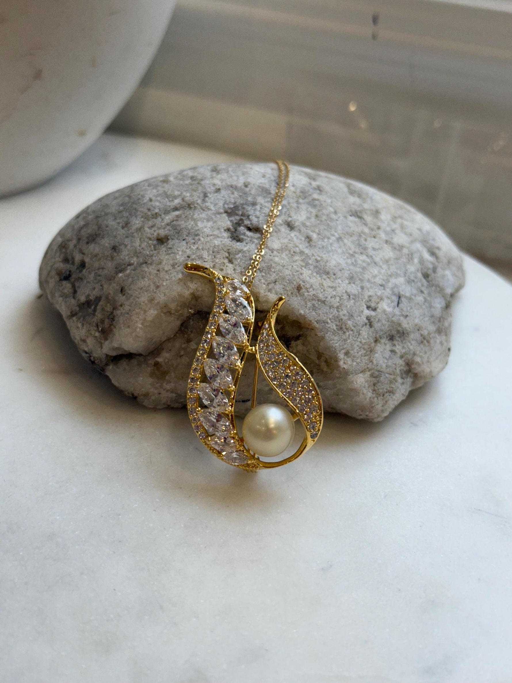 South sea golden pearl brooch pendant 2in1: Extreme strong luster mirrored, 9.3mm, light gold. Vintage design Brooch with s925 silver chain.