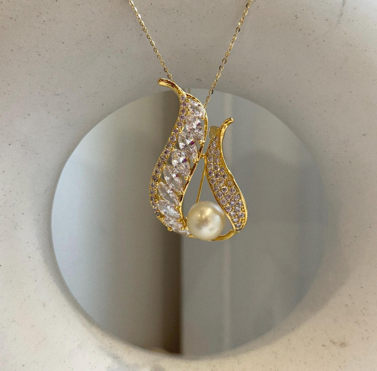 South sea golden pearl brooch pendant 2in1: Extreme strong luster mirrored, 9.3mm, light gold. Vintage design Brooch with s925 silver chain.