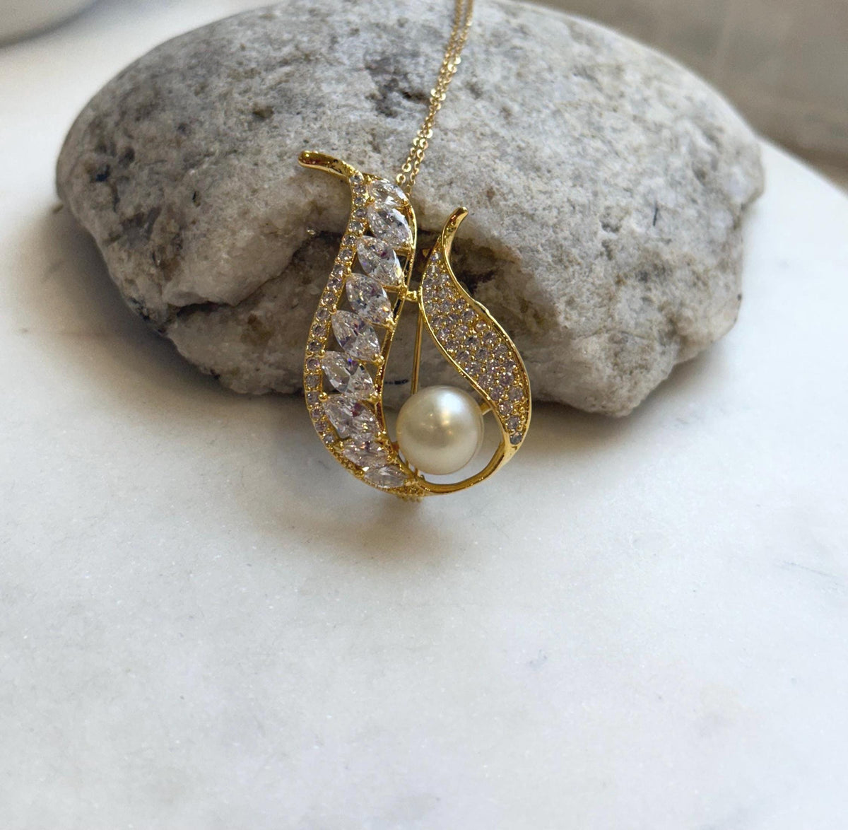 South sea golden pearl brooch pendant 2in1: Extreme strong luster mirrored, 9.3mm, light gold. Vintage design Brooch with s925 silver chain.