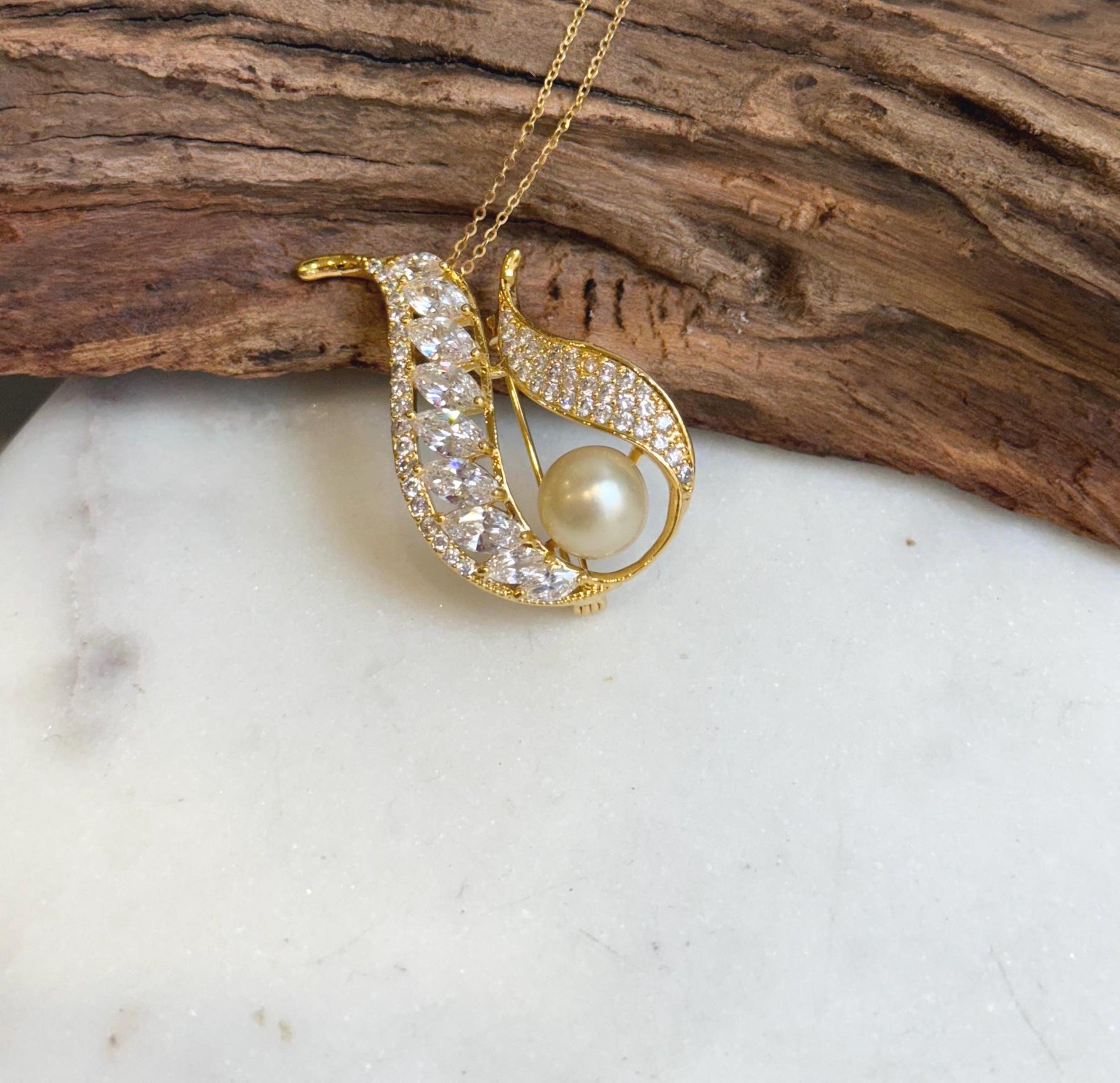 South sea golden pearl brooch pendant 2in1: Extreme strong luster mirrored, 9.3mm, light gold. Vintage design Brooch with s925 silver chain.