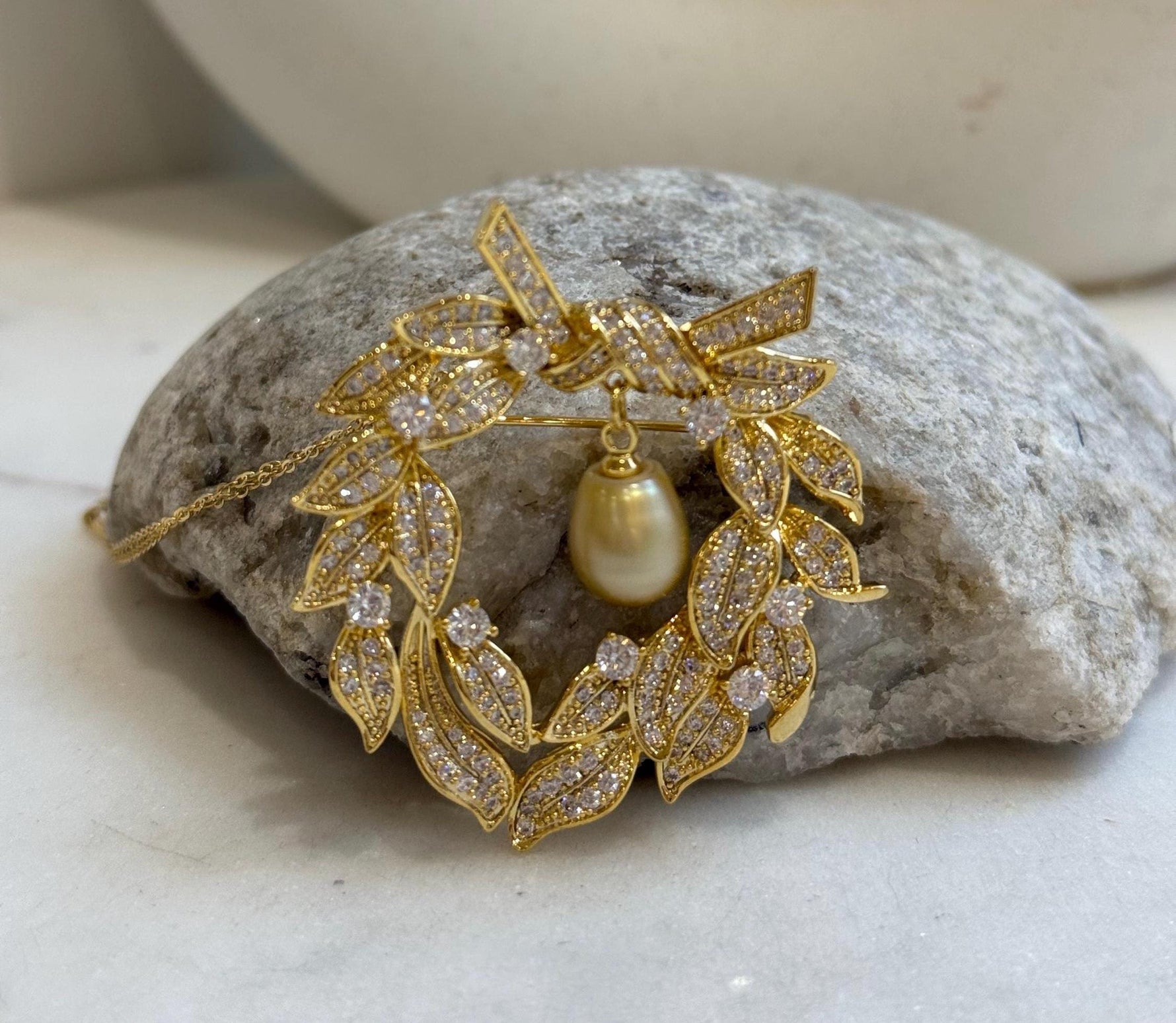 South sea golden pearl Floral Ring brooch pendant 2in1: Extreme strong luster mirrored, 8.5mm, 4.5x4.7cm, s925 silver chain not included. Christmas brooches
