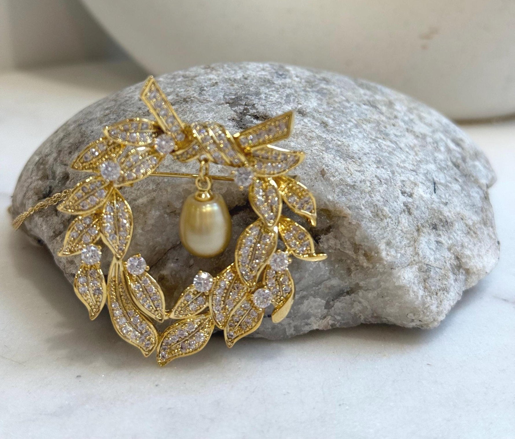 South sea golden pearl Floral Ring brooch pendant 2in1: Extreme strong luster mirrored, 8.5mm, 4.5x4.7cm, s925 silver chain not included. Christmas brooches