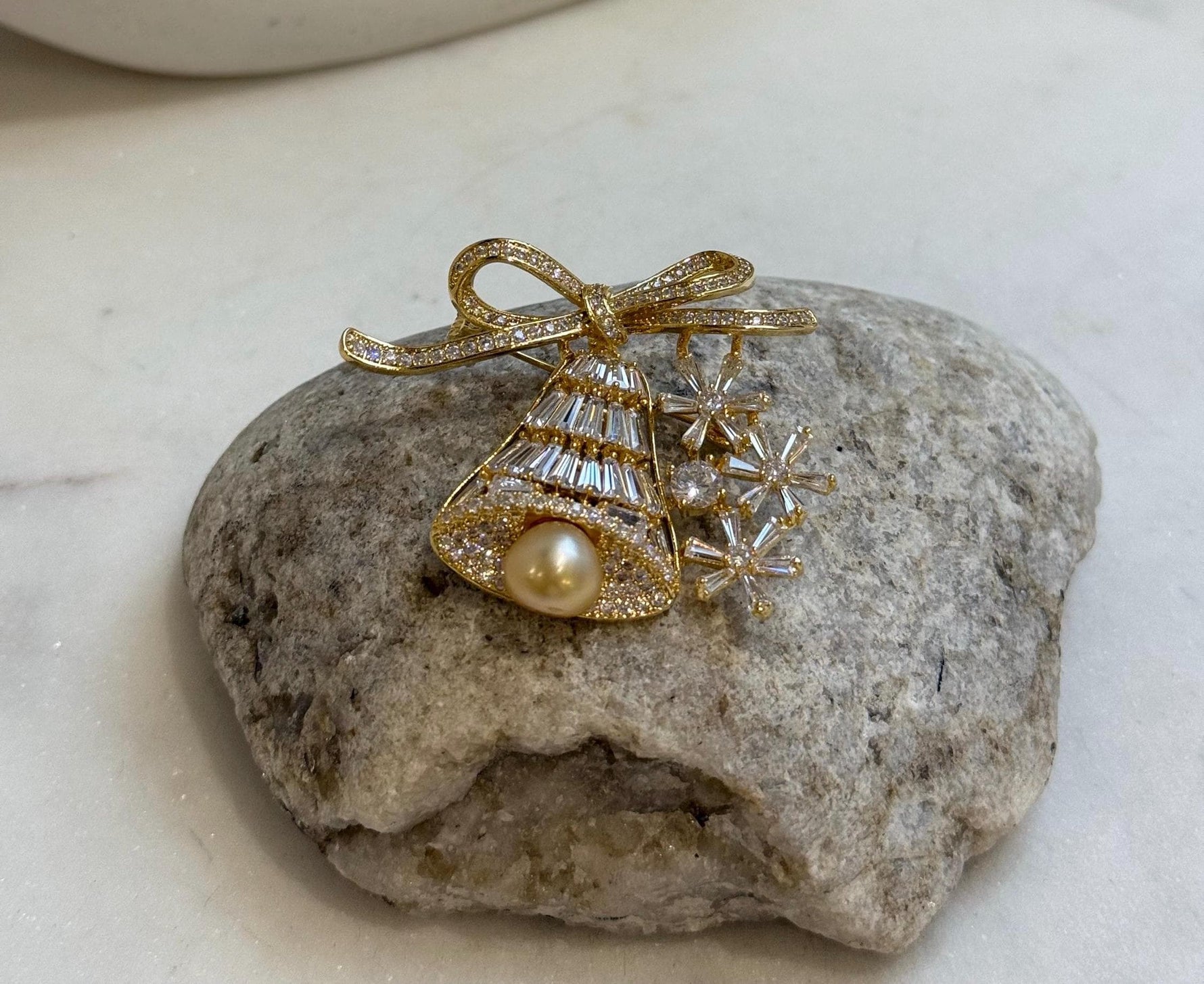 South sea golden pearl Christmas Bell brooch: Extreme luster mirrored, 9.5mm, 5x4.2cm.
