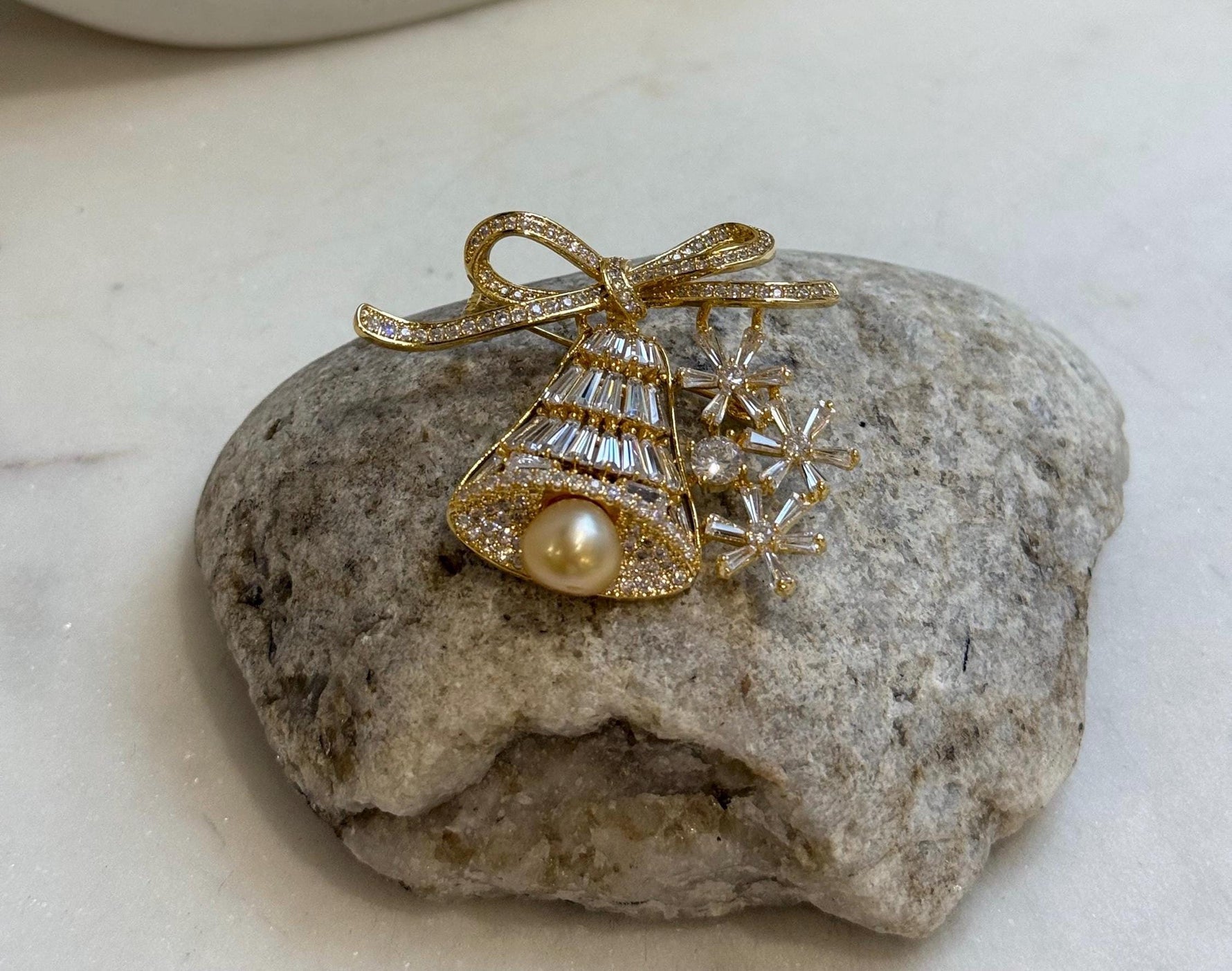 South sea golden pearl Christmas Bell brooch: Extreme luster mirrored, 9.5mm, 5x4.2cm.