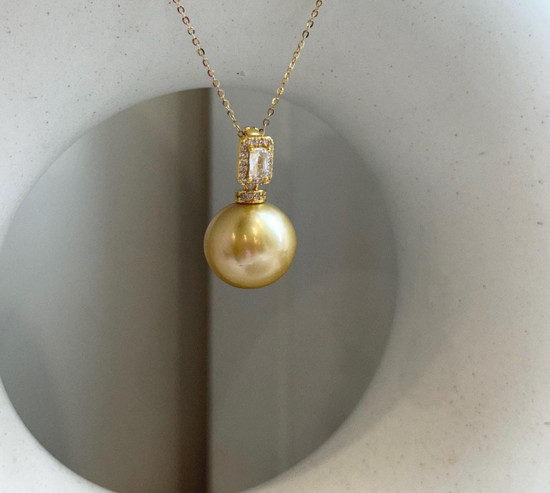 15.1m South Sea deep golden Ocean Pearl pendant: Extreme luster mirrored, deep gold pearl, 2.5cm high, S925 silver pendant chain set.