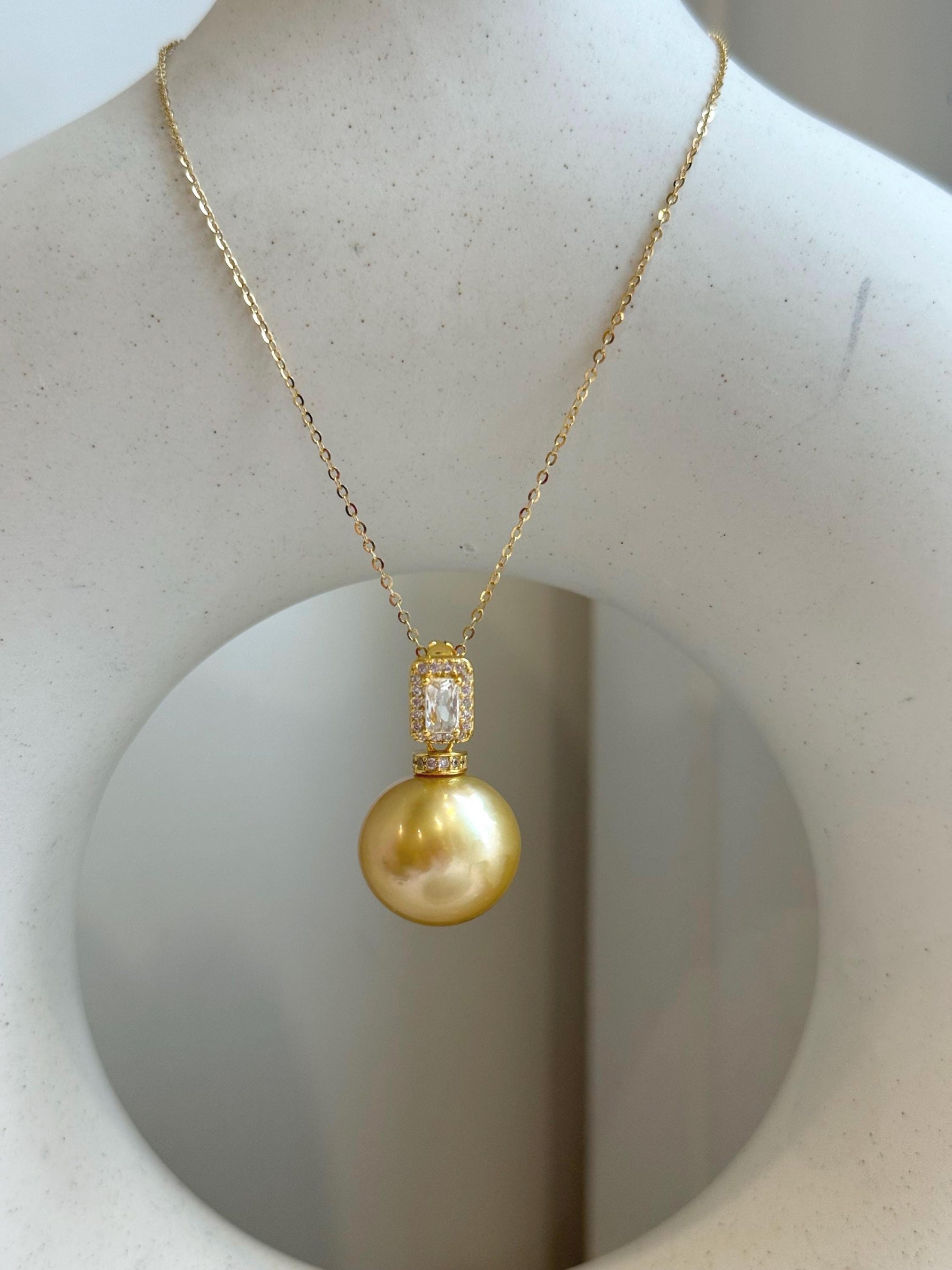 15.1m South Sea deep golden Ocean Pearl pendant: Extreme luster mirrored, deep gold pearl, 2.5cm high, S925 silver pendant chain set.