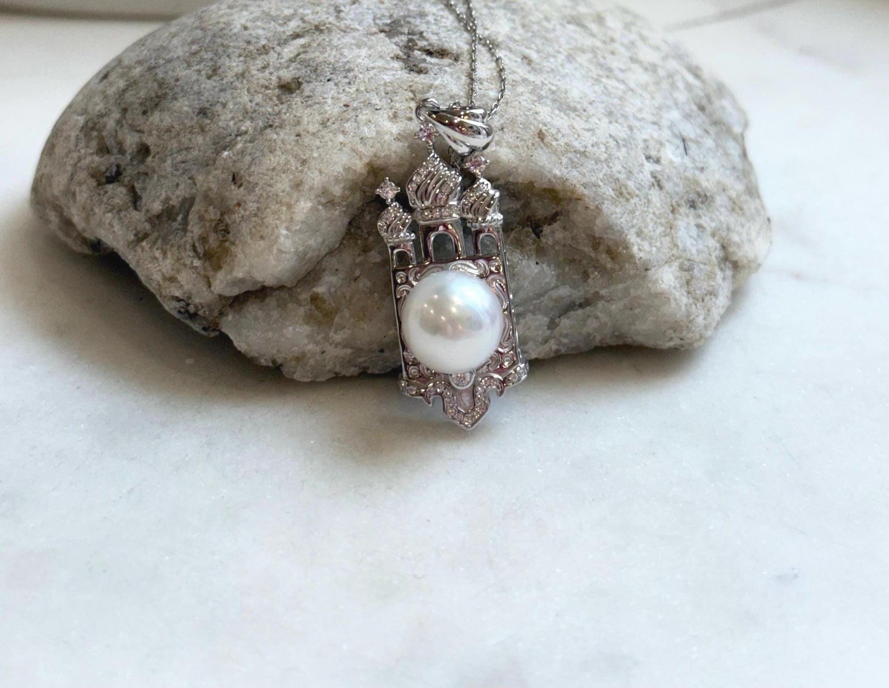11mm White Edison Pearl pendant: Extreme luster mirrored, cold white pearl, 1.5x4.4cm, S925 silver pendant chain set.