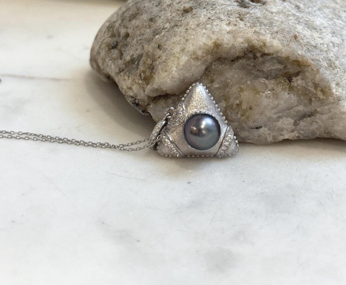 9.1mm Tahitian ocean Triangle pendant: Extreme luster mirrored, platinum green, S925 silver pendant chain set.