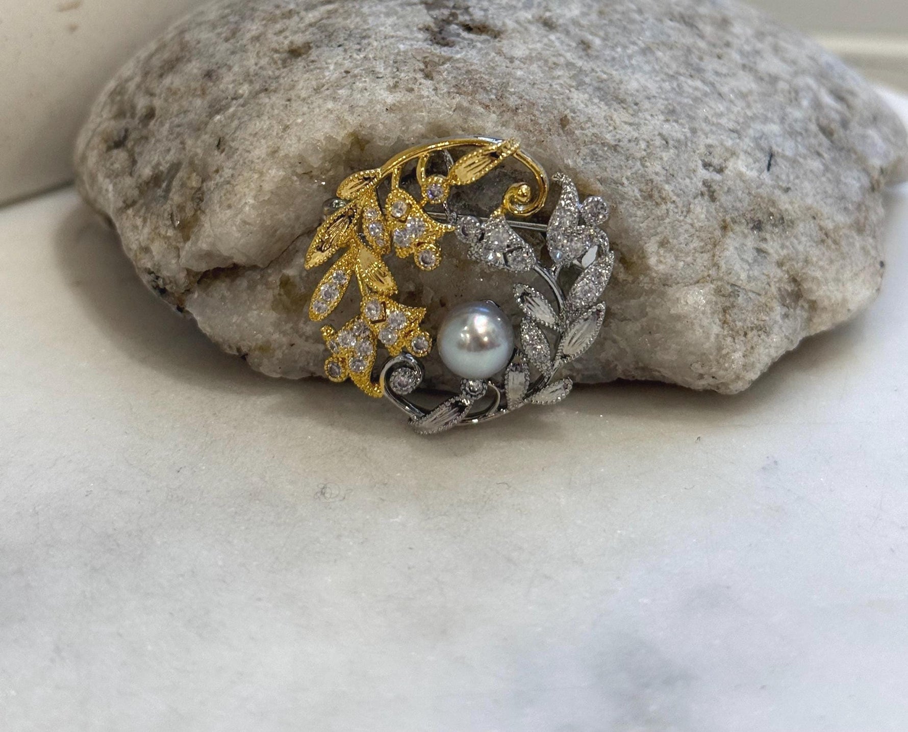 Akoya ocean pearl Floral brooch pendant 2in1: Extreme luster mirrored, 7.4mm, Blue silver. s925 silver chain not included.