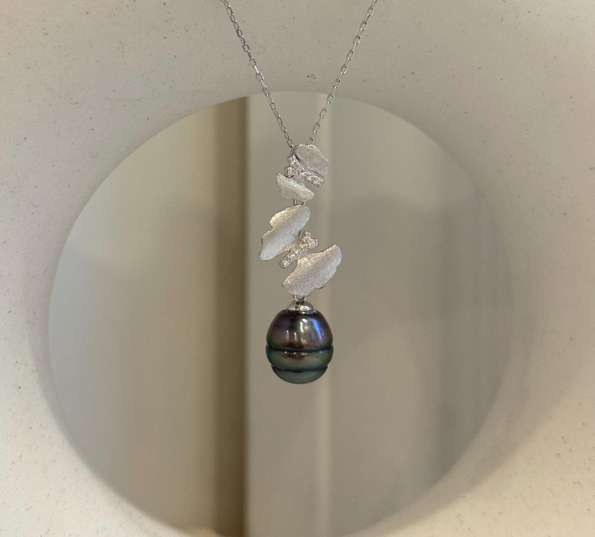 10mm Tahitian ocean butterfly pendant: Extreme luster mirrored, peacock green, 3.2cm high, S925 silver pendant chain set.