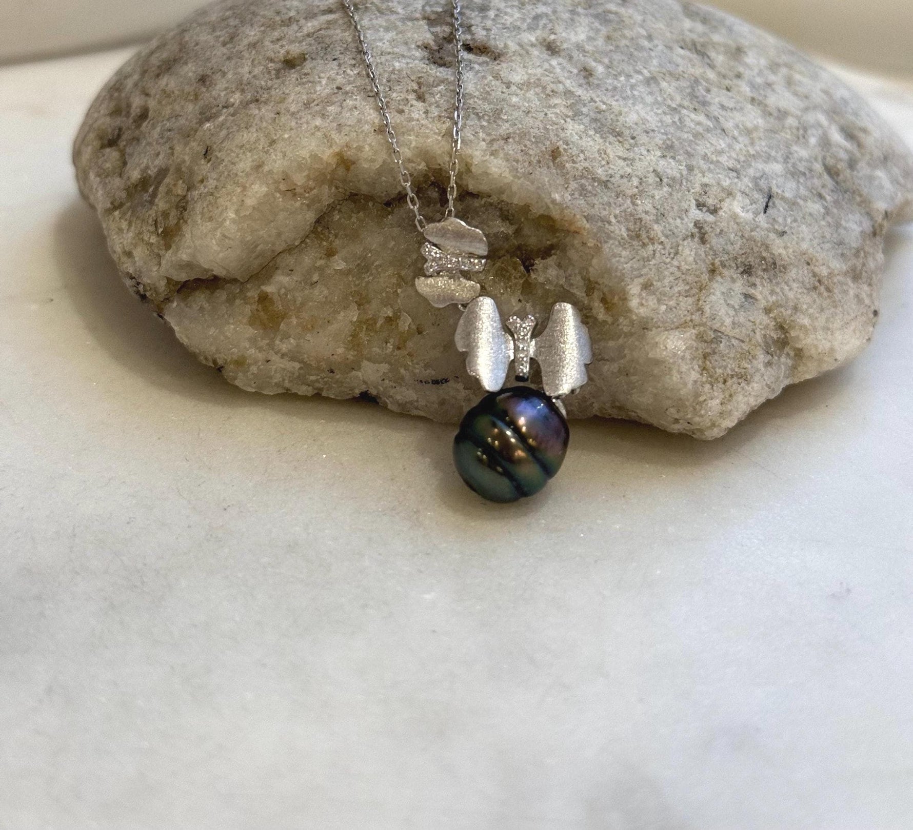 10mm Tahitian ocean butterfly pendant: Extreme luster mirrored, peacock green, 3.2cm high, S925 silver pendant chain set.
