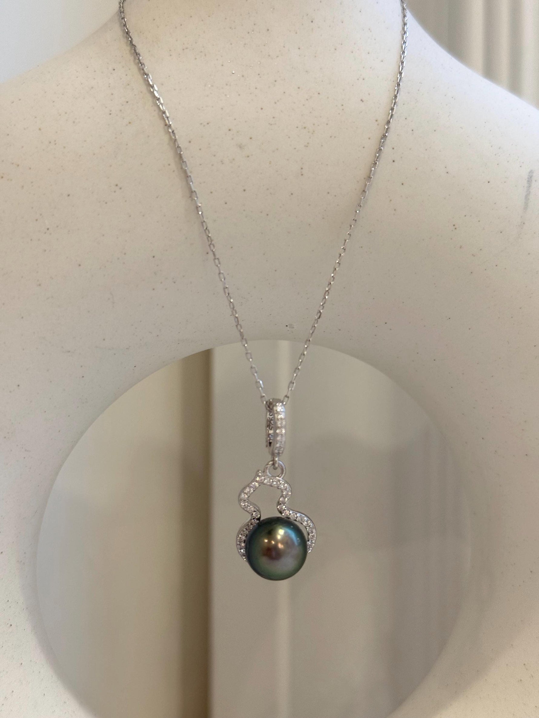 9.5mm Tahitian ocean pearl Gourd pendant: Extreme luster mirrored, peacock green, 2.7cm high, S925 silver pendant chain set.