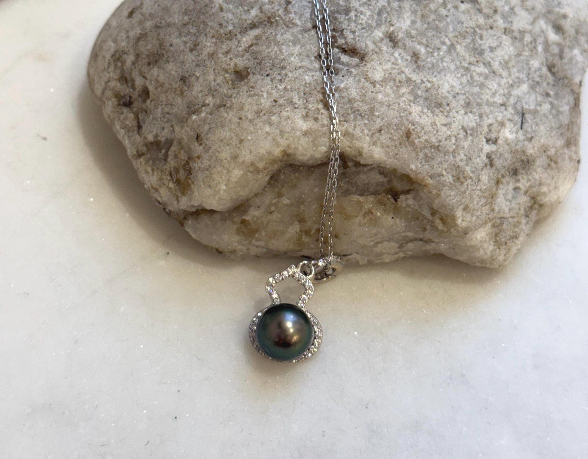 9.5mm Tahitian ocean pearl Gourd pendant: Extreme luster mirrored, peacock green, 2.7cm high, S925 silver pendant chain set.