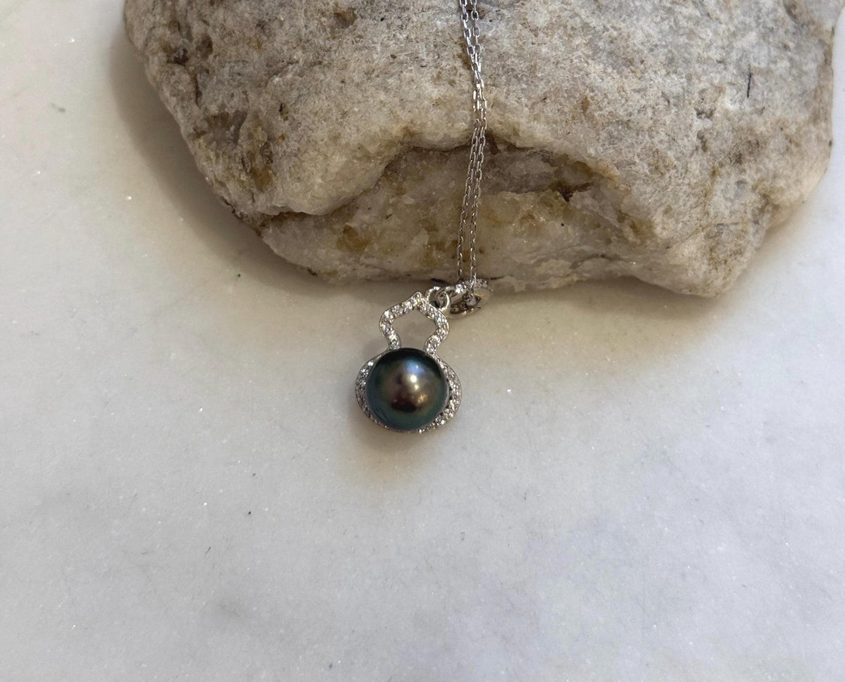 9.5mm Tahitian ocean pearl Gourd pendant: Extreme luster mirrored, peacock green, 2.7cm high, S925 silver pendant chain set.