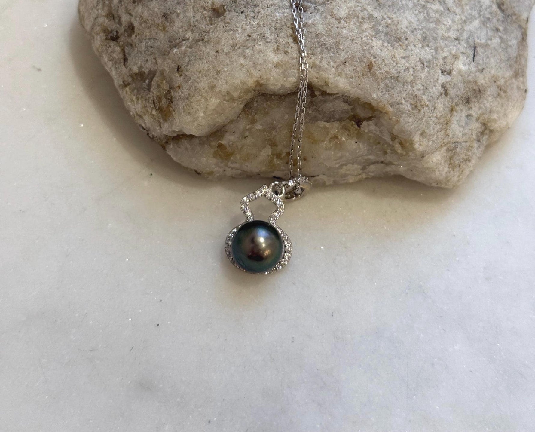 9.5mm Tahitian ocean pearl Gourd pendant: Extreme luster mirrored, peacock green, 2.7cm high, S925 silver pendant chain set.