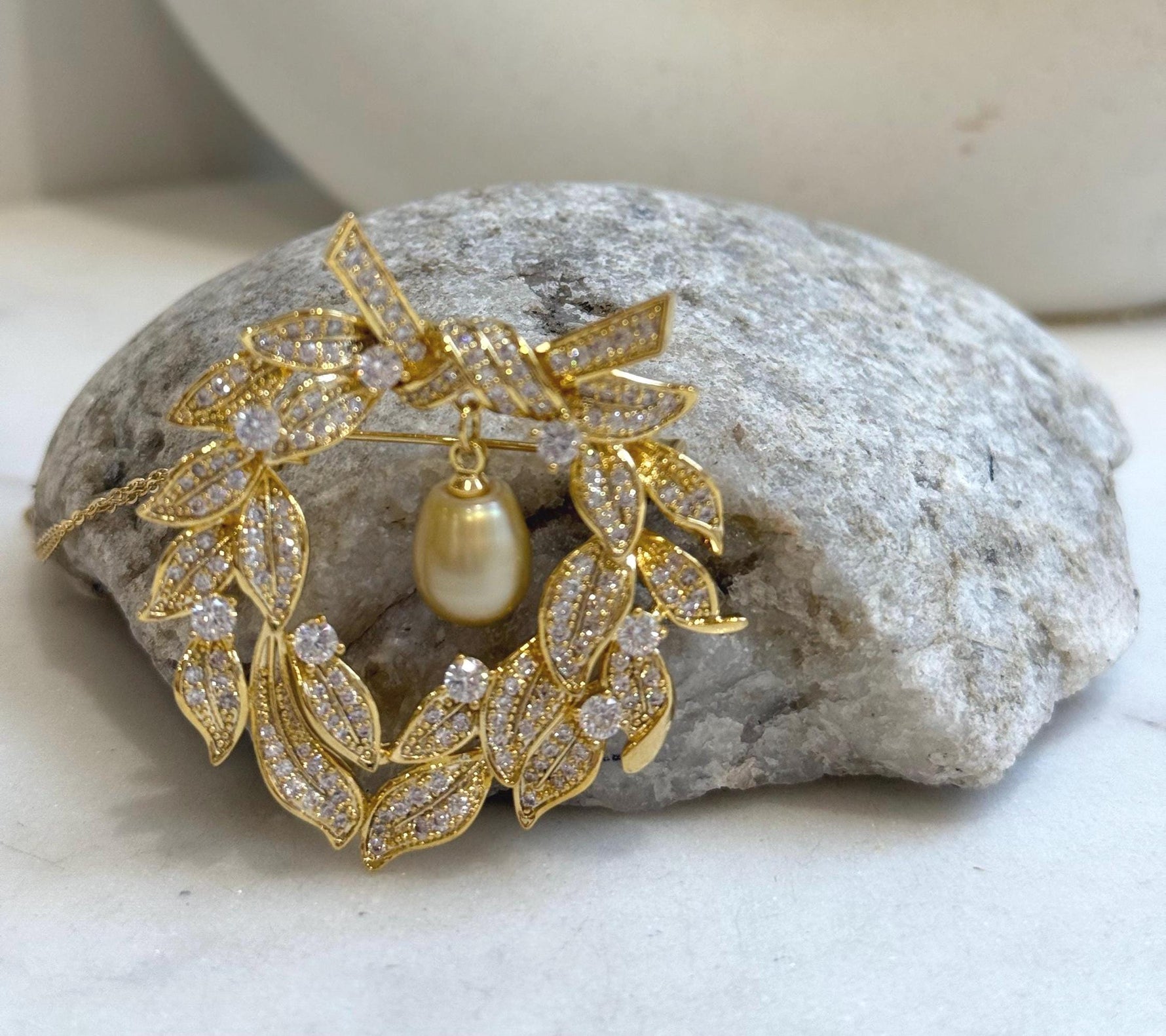 South sea golden pearl Floral Ring brooch pendant 2in1: Extreme strong luster mirrored, 8.5mm, 4.5x4.7cm, s925 silver chain not included. Christmas brooches