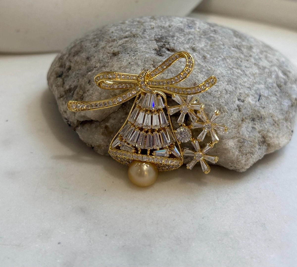 South sea golden pearl Christmas Bell brooch: Extreme luster mirrored, 9.5mm, 5x4.2cm.