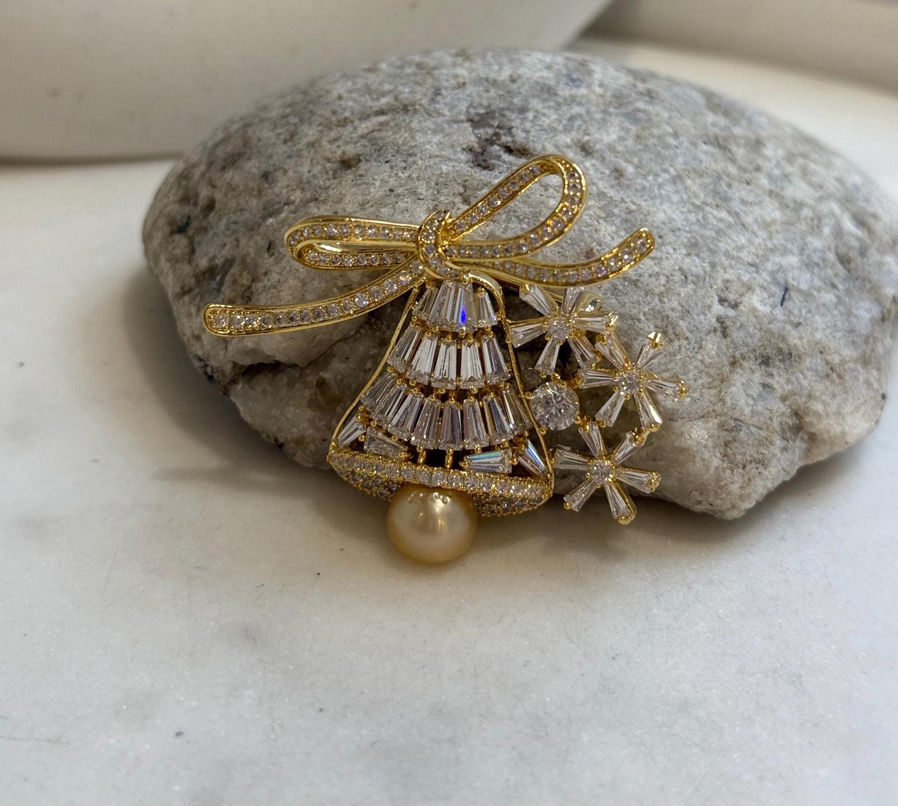 South sea golden pearl Christmas Bell brooch: Extreme luster mirrored, 9.5mm, 5x4.2cm.