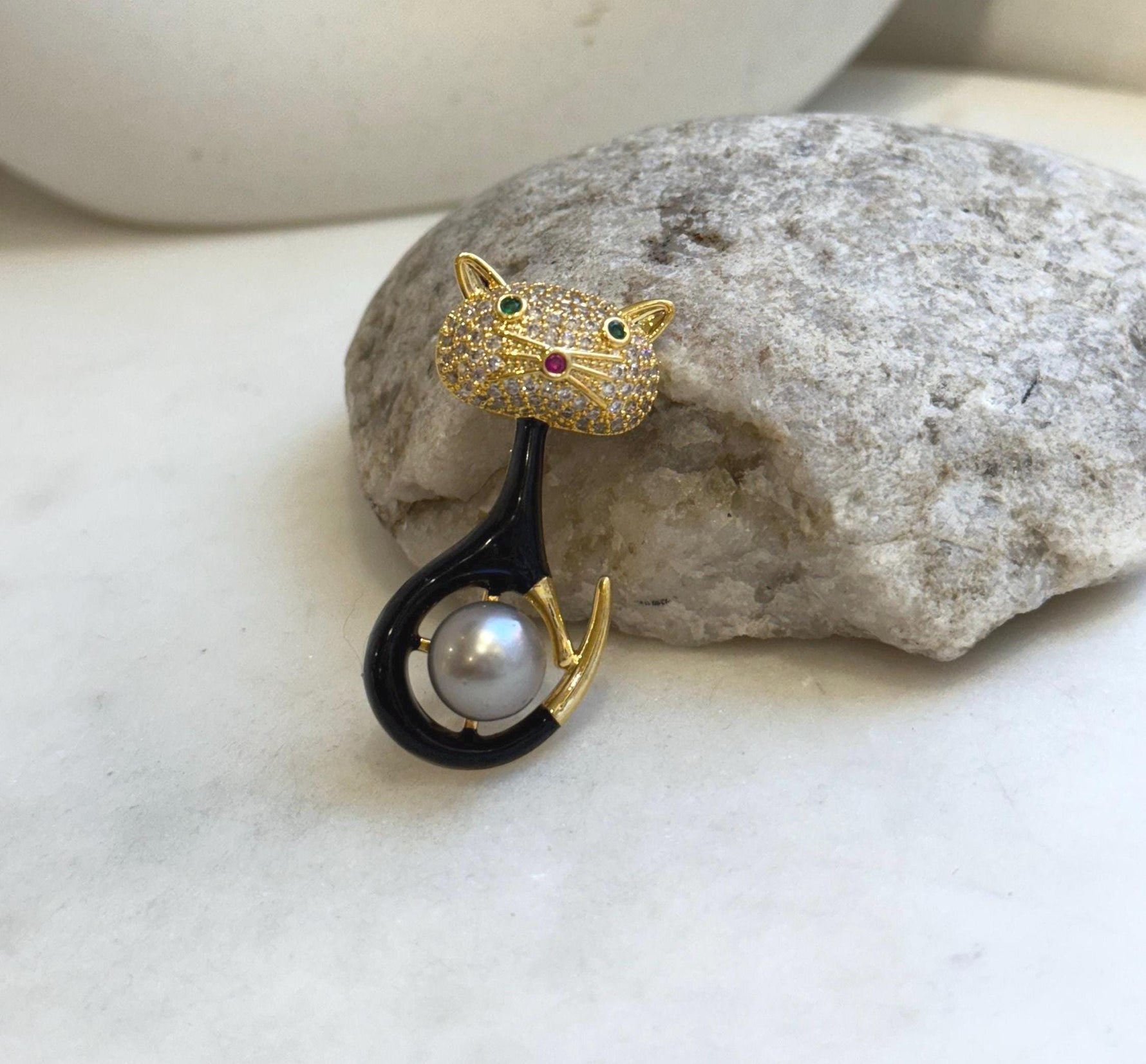 Tahitian Platinum ocean pearl Cat brooch pendant 2in1: Extreme strong luster mirrored, 10.3mm. s925 silver chain not included.