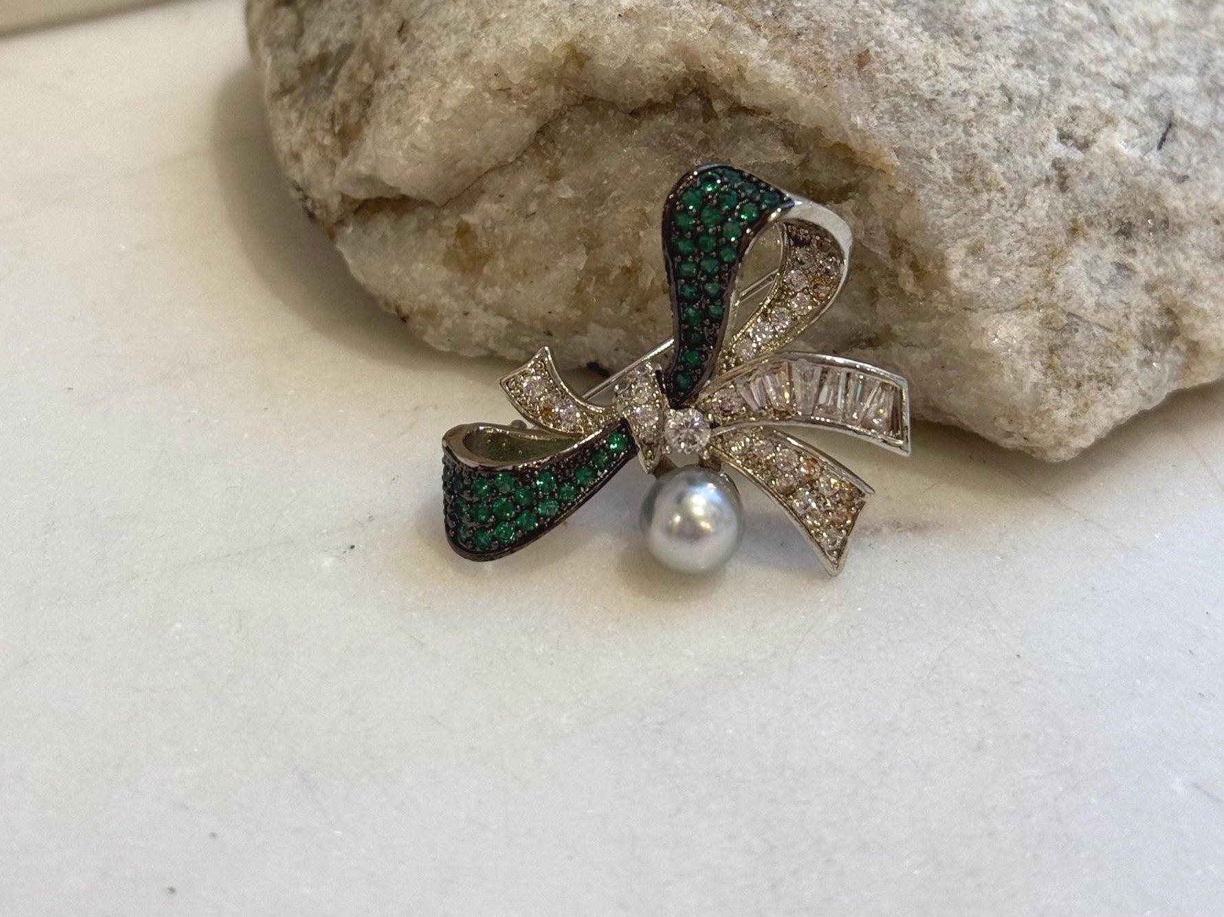 Akoya ocean pearl Butterfly bow brooch pendant 2in1: Extreme luster mirrored, 7mm, Blue silver. s925 silver chain